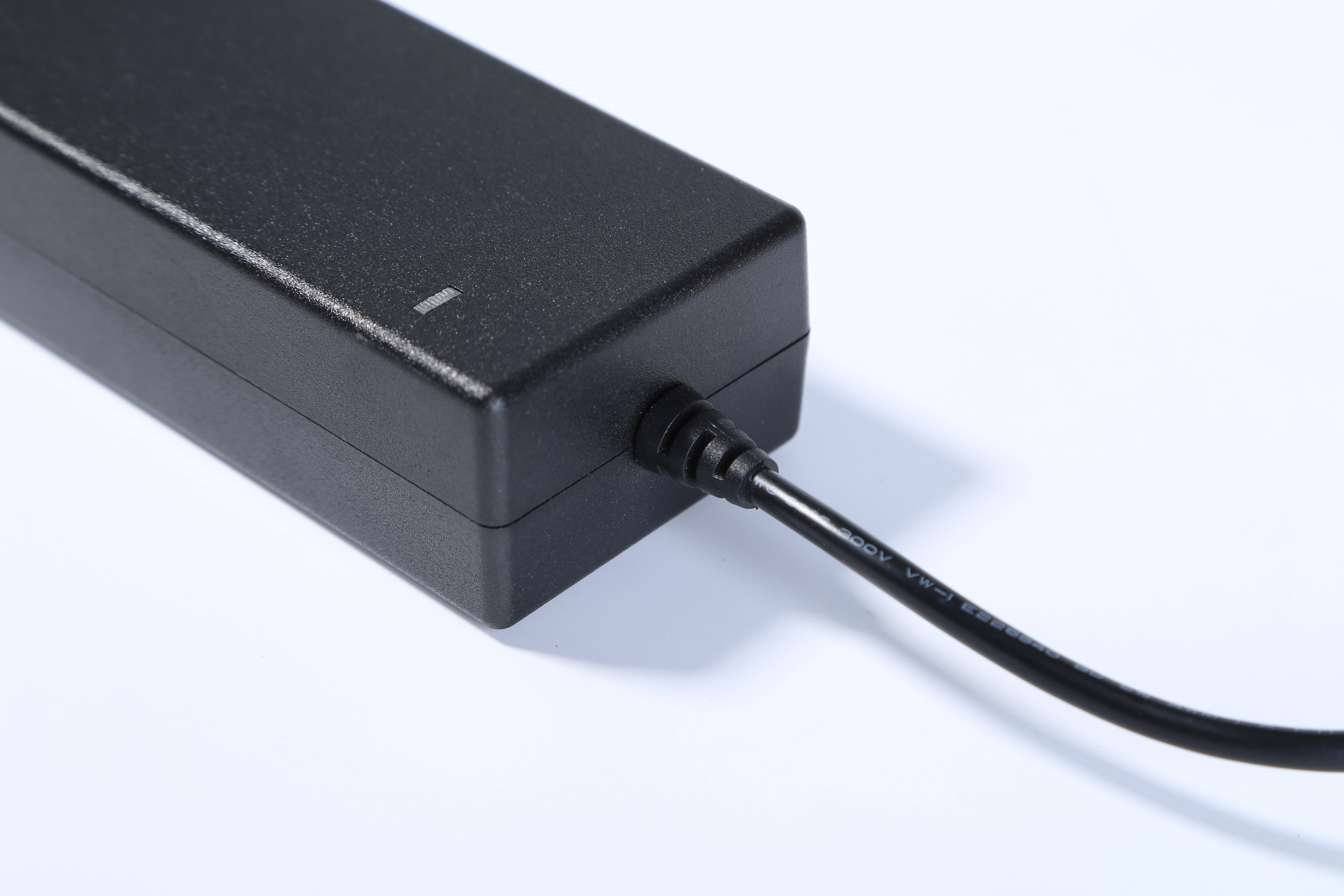 MX72Z-1354400型號13.5v4.4a英規(guī)電源適配器 ce認(rèn)證